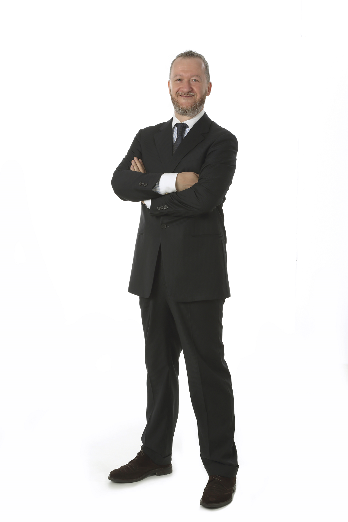 Marino Avanzo in piedi con abito scuro